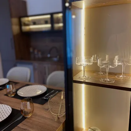 Sara East Gate Living Апартаменти *